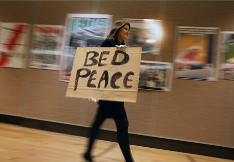 Za 97.250 liber (2,9 milionu korun) se dnes na aukci v Londýn prodala cedule s nápisem Bed Peace, která byla zavena nad postelí, v ní John Lennon a Yoko Ono uskutenili své "leení za mír" v roce 1969 v Montrealu. 