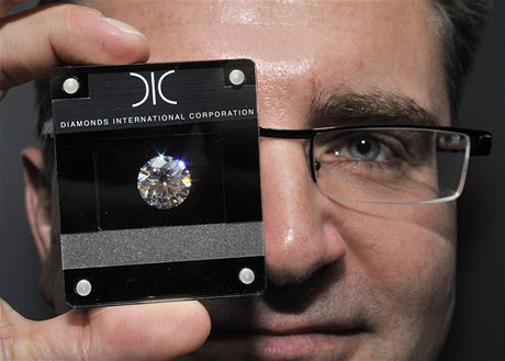 Pedseda pedstavenstva a prezident holdingu D.I.C. Diamant Lubo íha ukazuje diamant v hodnot 12 084 000 korun.