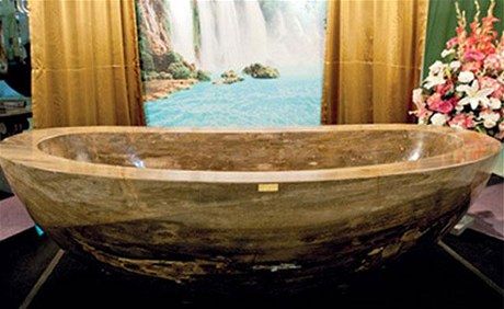 Vana vyrobená z drahých kamen byla vydraena vana v pepotu za 309 milion korun.