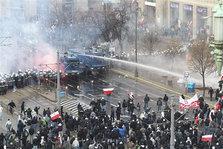 Stovky zatených, desítky ranných, hoící auta vetn penosového vozu televize. Nco takového jako v pátek pi oslavách státního svátku Varava za poslední desítky let nezaila.