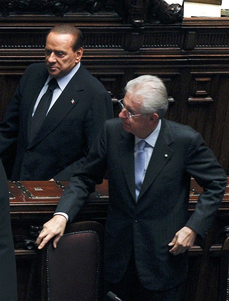 Nový italský premiér Mario Monti (vpedu) se svým pedchdcem v úadu Silviem Berlusconim