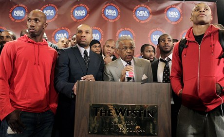 editel hráské unie NBA Billy Hunter (uprosted) jednal obklopený basketbalisty o zaátku sezony. Marn