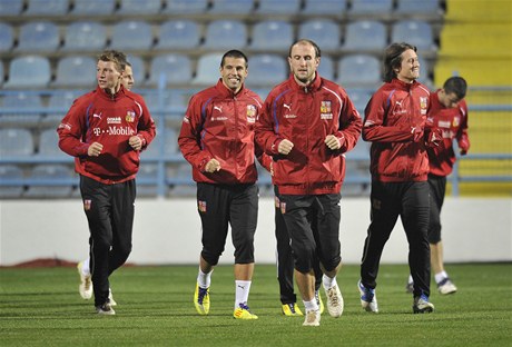 Trénink eských fotbalist ped odvetou baráe s ernou Horou (zleva Jan Rajnoch, Milan Baro, Roman Hubník a Tomá Rosický) 