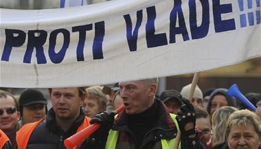Asi ti stovky lid se 17. listopadu zastnily v Ostrav demonstrace obansk iniciativy ProAlt proti vldnm reformm.