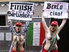 Aktivistky z ukrajinského enského hnutí Femen bouliv oslavovaly odstoupení italského premiéra Silvia Berlusconio.