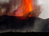 Aktivní sopka Nyamulagira, ze které vytékají proudy lávy a rozlévají se do pilehlých oblastí národního parku Virunga.