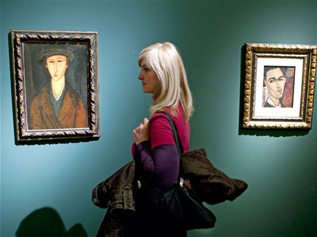 Originál, nebo podvrh? Marevna (vlevo) na praské Modiglianiho výstav v Obecním dom. 