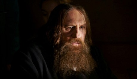 Gérard Depardieu dokázal vrn napodobit Rasputinv proslulý uhranivý pohled.