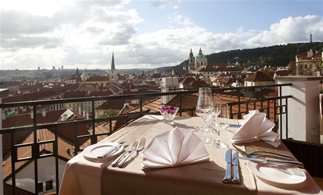 Vítzná restaurace Terasa U Zlaté studn nabízí jeden z nejromantitjích výhled na Prahu.