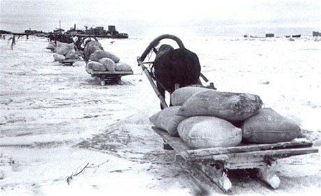 K zásobování a pesunu lidí z obklíeného Leningradu slouila takzvaná cesta ivota pes zamrzlé Ladoské jezero.