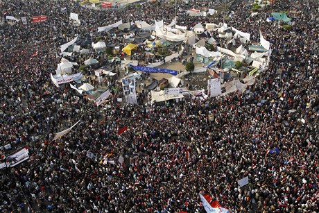 Na námstí Tahrír vyly demonstrovat znovu desetitisíce lidí, kteí poadují aby Nejvyí rada ozbrojených sil (SCAF) okamit pedala moc civilní vlád.