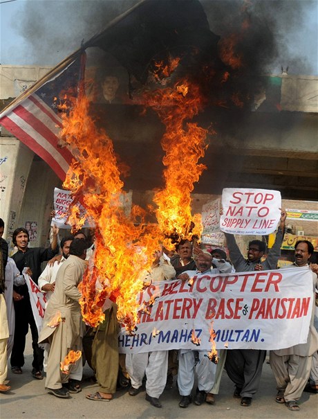 Na smrt voják nereagovaly jen politické piky, ale také tisíce Pákistánc, kteí svou nevoli dávají najevo ped americkým konzulátem v Karáí.