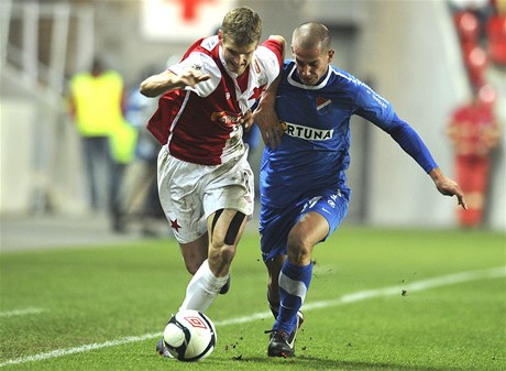 Slavia Praha - Baník Ostrava, záloník Slavie Petr Janda (vlevo) a záloník Baníku Dalibor Vaenda