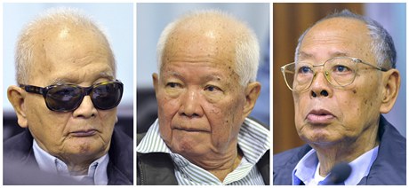 Zleva hlavní ideolog reimu Nuon Chea, nkdejí premiér Khieu Samphan a ministr zahranií Iang Sary 