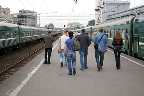 Lidé na vlakovém nádraí (ilustraní foto)