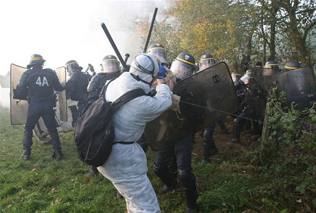 Aktivisté se stetli s policií.