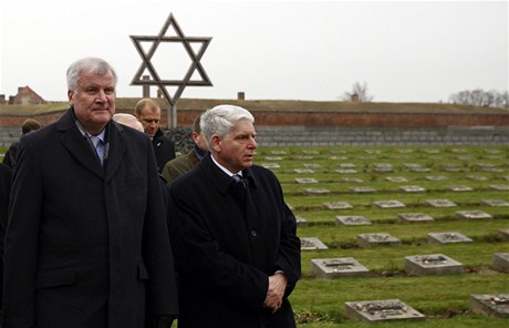Bavorský premiér Horst Seehofer (vlevo) pi procházce po terezínském památníku