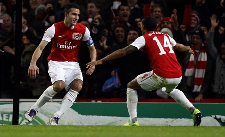 Robin Van Persie (vlevo) a Theo Walcott