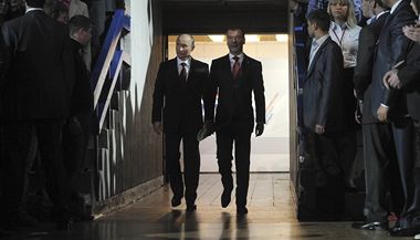 Tisce nvtvnk pivtalo duo Putin & Medvedv boulivmi ovacemi