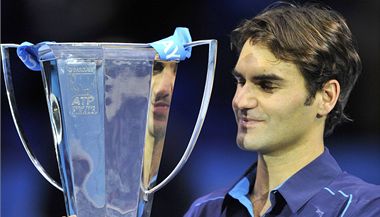 Roger Federer s trofej pro vtze Turnaje mistr