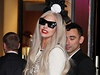 Slavnostní otevení obchodu Lady Gaga probhlo v pondlí. Výstední performerka pila v bílých atech. Celý koncept pipomíná pohádku Karlík a továrna na okoládu.