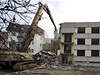 V Havlkov Brod zaala demolice panelovho domu, kter lta pekel v prchodu historickou ulikou. 