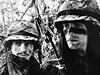 Jediná dochovaná fotografie Patricka Chauvela (vlevo) a jeho indiánského pítele jménem Sky Eye (Nebeské oko), elitního vojáka americké armády. Fotka vznikla v roce 1970 poté, co oba strávili nkolik dní ve vietnamské dungli. 