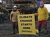 Aktivist z hnut Greenpeace ped rypadlem v uhelnm dole SA u Litvnova