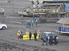 Aktivist z hnut Greenpeace ped rypadlem v uhelnm dole SA u Litvnova