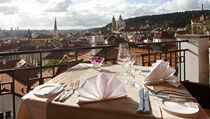 Vítězná restaurace Terasa U Zlaté studně nabízí jeden z nejromantičtějších výhledů na Prahu. | na serveru Lidovky.cz | aktuální zprávy