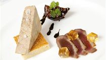 Terasa U Zlaté Studně: terina kachních jater Foie Gras s konfinovanými fíky, koňakovým želé a uzeným i kachními prsy. | na serveru Lidovky.cz | aktuální zprávy