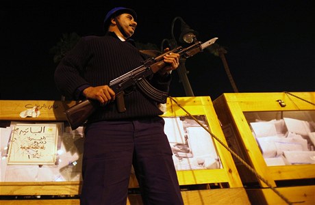 Egyptský voják dohlíí nad volebními urnami