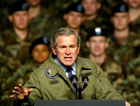 Válku v Iráku zahájil George W. Bush ped osmi lety. Na snímku prezident promlouvá k vojákm na základn Fort Hood v Texasu v lednu 2003.