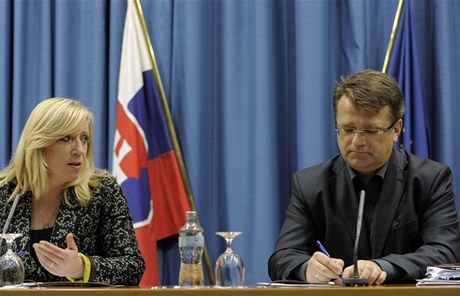 Slovenská premiérka Iveta Radiová a ministr zdravotnictví Ivan Uhliarik.
