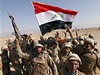 Noví rekruti irácké armády oslavují po výcviku na vojenské základn v Basmaje.