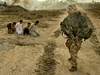 Britská vojska zajiují zajatce na pedmstí Basry v beznu 2003.