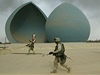 Vojáci hlídkují u památníku muedník ve stedu Bagdádu.