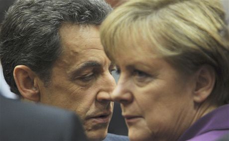 Nicolas Sarkozy a Angela Merkelová na summitu Evropské unie.