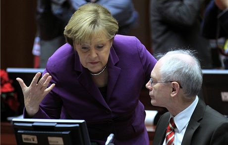 Nmeck kanclka Angela Merkelov a prezident EU Herman Van Rompuy na summit Evropsk unie.