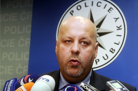Tlaku na rezignaci policejní prezident Petr Lessy zatím odolává. K odchodu z ela policie nevidí dvod.