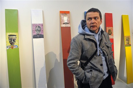 Výtvarník Michal Pchouek se zúastnil zahájení výstavy Vznice: místo pro umní, které se uskutenilo 1. prosince v Praze. 