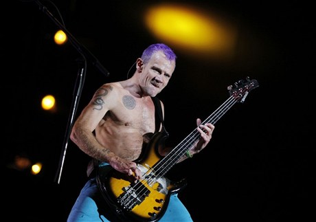 Baskytarista Red Hot Chili Peppers Michael Balzary na letoním koncertu v peruánské Lim