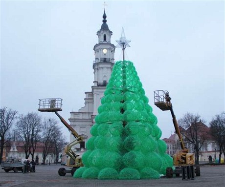 Obyvatelé litevského Kaunasu myslí ekologicky. Sesbírali staré PET lahve a vyrobili z nich vánoní strom.