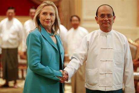 Clintonová hovoila v hlavním mst Naypyidaw s prezidentem Thein Seinem.