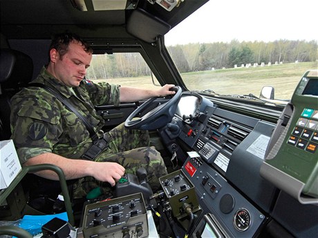 Sednout za volant lehkého obrnnce Dingo 2 nevyaduje jen bné idiské schopnosti, ale i dlouhé kolení k ovládání vech potebných systém.