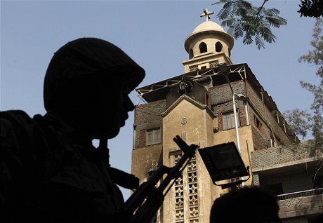 Egyptský voják hlídkuje u kostela sv. Marie v Káhie