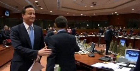 Sarkozy "trestal" Camerona na summitu EU tím, e mu nepodal ruku 