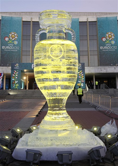 Kyjevský Paláci umní, kde se ukutenil los základních skupin Euro 2012. V popedí je napodobenina trofeje pro vítze ampionátu z ledu