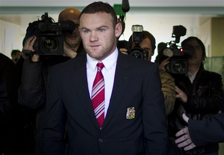 Anglický fotbalový reprezentant Wayne Rooney uspl s odovláním. UEFA mu ped Eurem sníila trest.