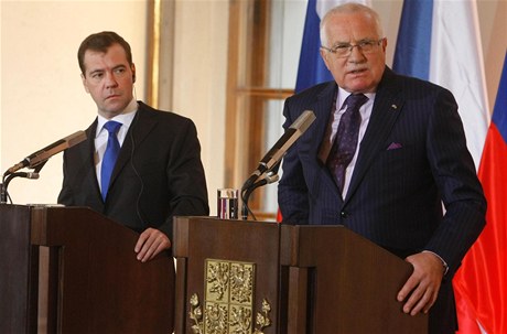 Dimitrij Medvedv (vlevo) a Václav Klaus na tiskové konferenci v Praze.